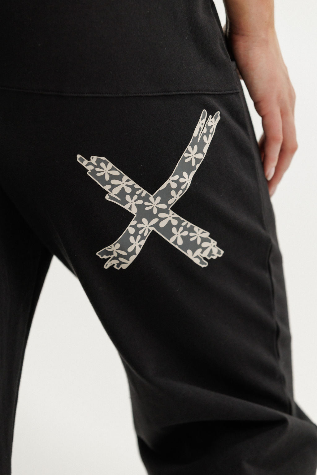 Avenue Pant - Graphite Daisy X