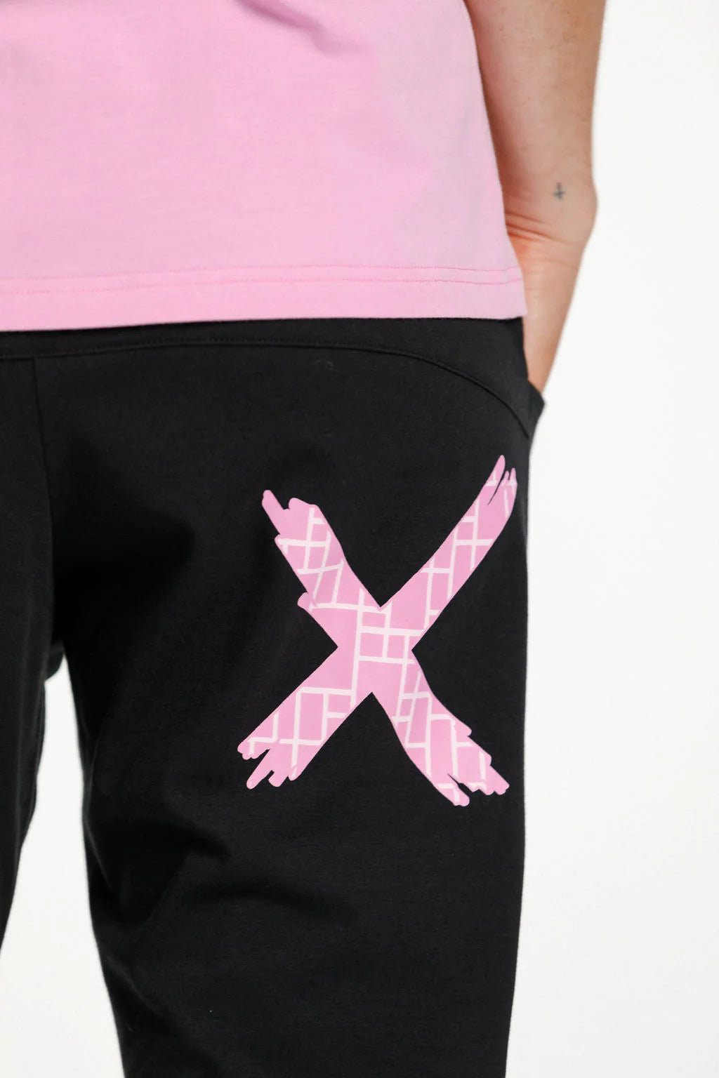 3/4 APARTMENT PANTS -  Black with Pink Bloom X   HL127 40